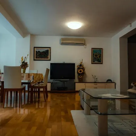 Apartment Rozic - With Private Seasonal Heated Pool