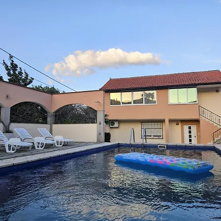 Rozic - With Private Seasonal Heated Pool