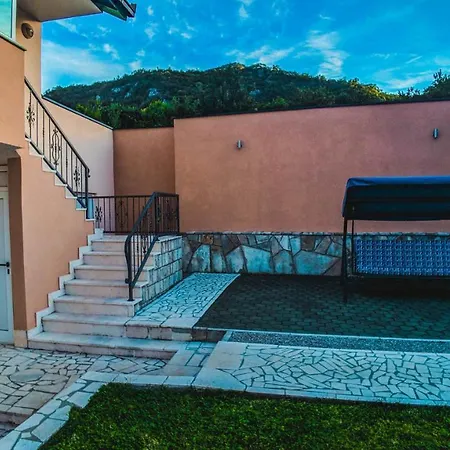 Rozic - With Private Seasonal Heated Pool Apartmán Mostar